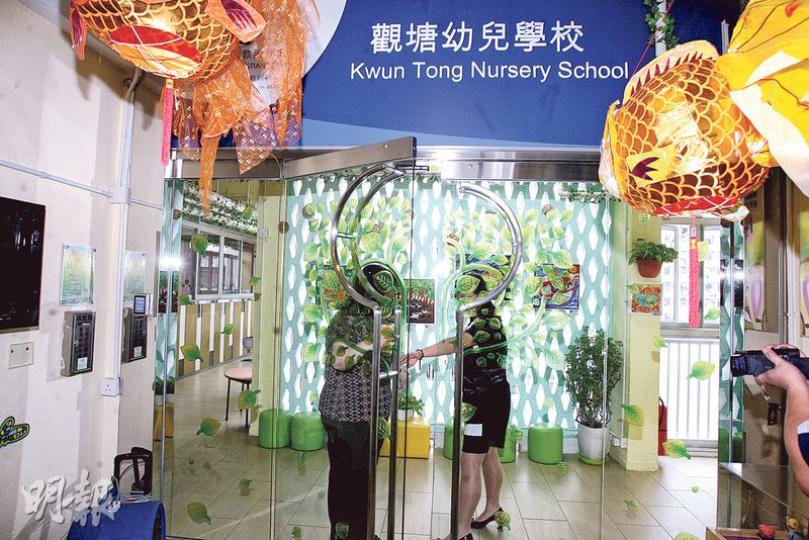 基督教服務處觀塘幼兒學校一個經熱水罉流出的食水樣本含鉛量超標,校方稱學生過去沒飲用該處流出的熱水。(伍浦鋒攝)基督教服務處觀塘幼兒學校校長鄧明慧(左)昨稱,涉事熱水罉已停用,教職員會改為飲用其他食水。(伍浦鋒攝)基督教服務處觀塘幼兒學校含鉛的水辦,來自廚房的熱水罉(箭嘴示),食水流進熱水罉前經過濾水器過濾,但之後沒再過濾就流出。校方指由同一水喉、但沒流經該熱水罉的食水,含鉛量沒有超標。(伍浦鋒攝) 基督教服務處觀塘幼兒學校一個經熱水罉流出的食水樣本含鉛量超標,校方稱學生過去沒飲用該處流出的熱水。(伍浦鋒攝)基督教服務處觀塘幼兒學校校長鄧明慧(左)昨稱,涉事熱水罉已停用,教職員會改為飲用其他食水。(伍浦鋒攝)基督教服務處觀塘幼兒學校含鉛的水辦,來自廚房的熱水罉(箭嘴示),食水流進熱水罉前經過濾水器過濾,但之後沒再過濾就流出。校方指由同一水喉、但沒流經該熱水罉的食水,含鉛量沒有超標。(伍浦鋒攝)