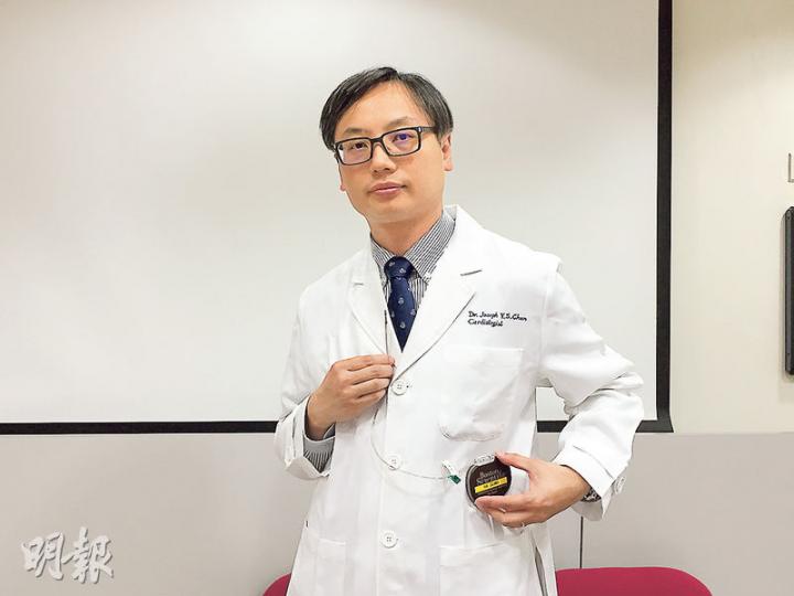 威爾斯醫院內科及藥物治療系顧問醫生陳日新表示,新款全皮下心臟植入式除顫器(右下),植入時不經靜脈血管及心臟,感染風險較低。(邱雅錡攝) 威爾斯醫院內科及藥物治療系顧問醫生陳日新表示,新款全皮下心臟植入式除顫器(右下),植入時不經靜脈血管及心臟,感染風險較低。(邱雅錡攝)