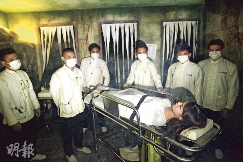 早前擔綱演出哈囉喂宣傳短片的海洋公園前主席盛智文(左),昨以「Zombie Boy」形象現身,與嘉賓藝人周秀娜(右)同台演出。(郭慶輝攝)
早前擔綱演出哈囉喂宣傳短片的海洋公園前主席盛智文(左),昨以「Zombie Boy」形象現身,與嘉賓藝人周秀娜(右)同台演出。(郭慶輝攝)