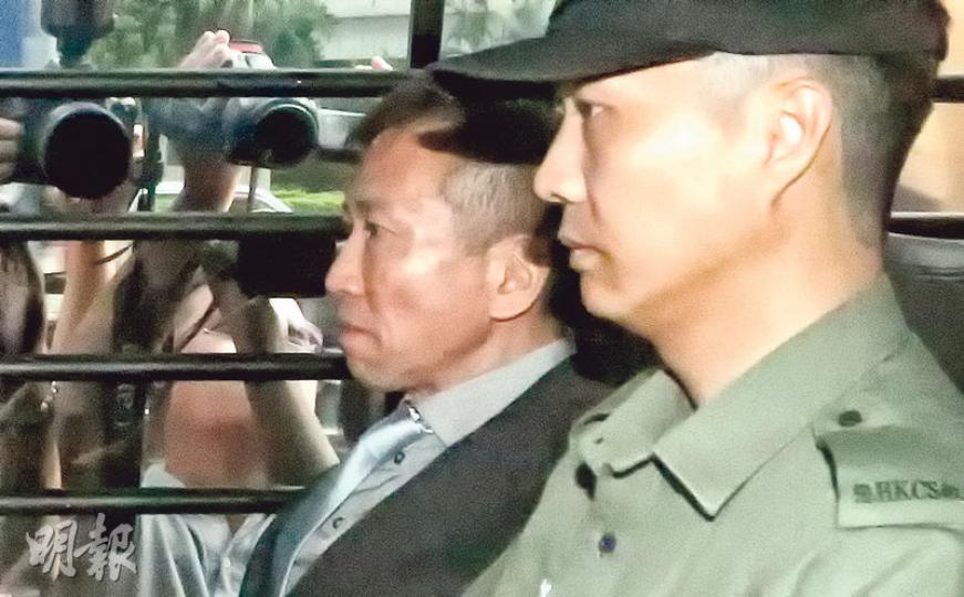 陳振聰(左)昨在庭上表現精神奕奕,較兩年前受審時健壯。他出庭時不時與其弟陳振國及教友打招呼,狀甚輕鬆。陳振國指胞兄在獄中勤跑步、做運動「練大隻」,又說胞兄在獄中修讀兩個公開大學的文科學位課程,並多讀宗教書籍。(李紹昌攝) 陳振聰(左)昨在庭上表現精神奕奕,較兩年前受審時健壯。他出庭時不時與其弟陳振國及教友打招呼,狀甚輕鬆。陳振國指胞兄在獄中勤跑步、做運動「練大隻」,又說胞兄在獄中修讀兩個公開大學的文科學位課程,並多讀宗教書籍。(李紹昌攝)