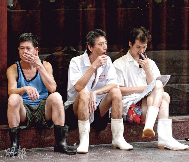 強積金對冲牽涉百萬計勞工的退休保障,其中基層及合約制員工最受對冲影響,因強積金供款會被對冲抵消。勞工界要求特首梁振英履行承諾取消對冲,但商界反響巨大。圖為廚房工人在店外休息。(李紹昌攝)工聯會議員鄧家彪對於政府若只接納他部分建議,即讓部分人士可以對冲,他會否願意「袋住先」?鄧思考一會說,若沒有全面取消的時間表,「很難接受」。(郭慶輝攝) 強積金對冲牽涉百萬計勞工的退休保障,其中基層及合約制員工最受對冲影響,因強積金供款會被對冲抵消。勞工界要求特首梁振英履行承諾取消對冲,但商界反響巨大。圖為廚房工人在店外休息。(李紹昌攝)工聯會議員鄧家彪對於政府若只接納他部分建議,即讓部分人士可以對冲,他會否願意「袋住先」?鄧思考一會說,若沒有全面取消的時間表,「很難接受」。(郭慶輝攝)