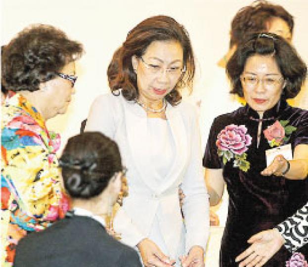 特首夫人梁唐青儀(中)噚日亦有出席香港工商界婦女慶祝國慶午餐會,唔少人爭住同佢影相。(李紹昌攝) 特首夫人梁唐青儀(中)噚日亦有出席香港工商界婦女慶祝國慶午餐會,唔少人爭住同佢影相。(李紹昌攝)