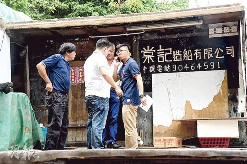 鴨脷洲有船廠遭賊人潛入,維修船拆下的避雷針遭人偷去,探員到場調查。(林智傑攝) 鴨脷洲有船廠遭賊人潛入,維修船拆下的避雷針遭人偷去,探員到場調查。(林智傑攝)