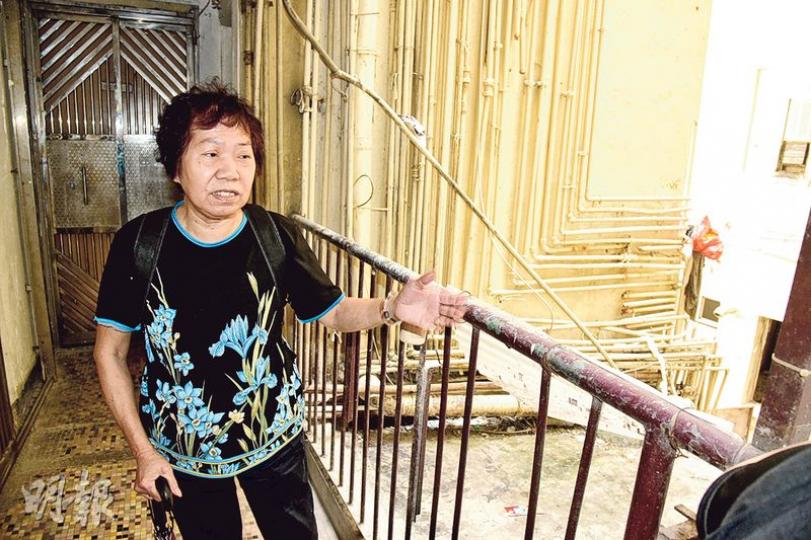 住客吳太講述大廈多次遭縱火情况,並考慮加裝閉電視監察門外走廊。(鍾炳然攝) 住客吳太講述大廈多次遭縱火情况,並考慮加裝閉電視監察門外走廊。(鍾炳然攝)