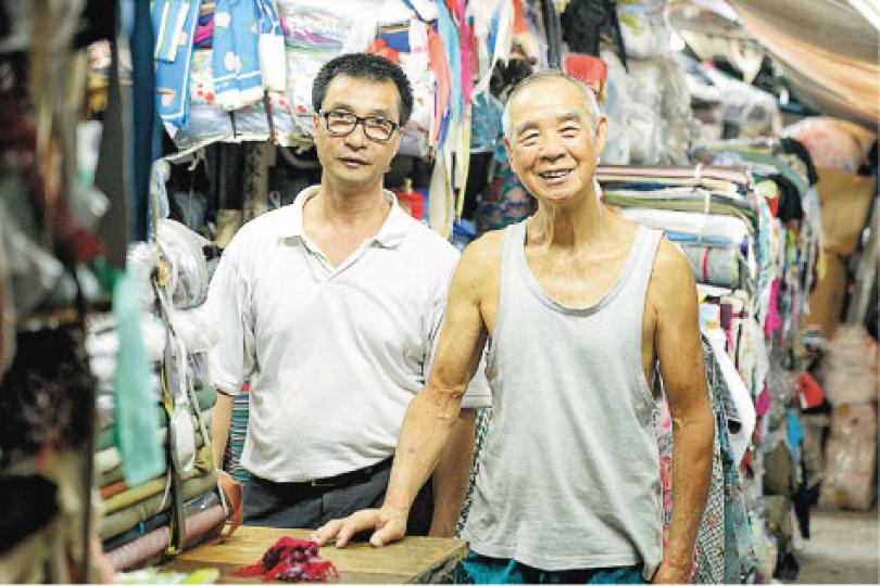 何應(左)和陳如東(右)並非小販牌主,兩人由1979年市場開業經營至今,陳表示,即使年過80歲,仍冀得到安置續經營下去。(劉焌陶攝)欽州街小販市場(劉焌陶攝) 何應(左)和陳如東(右)並非小販牌主,兩人由1979年市場開業經營至今,陳表示,即使年過80歲,仍冀得到安置續經營下去。(劉焌陶攝)欽州街小販市場(劉焌陶攝)