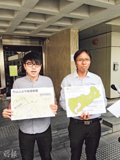 城大學生郭嘉平(左)不滿政府將石硤尾大窩坪一幅綠化地公開招標,昨入稟高院申請司法覆核,並由環保觸覺總幹事譚凱邦(右)陪同。(黃建邦攝) 城大學生郭嘉平(左)不滿政府將石硤尾大窩坪一幅綠化地公開招標,昨入稟高院申請司法覆核,並由環保觸覺總幹事譚凱邦(右)陪同。(黃建邦攝)