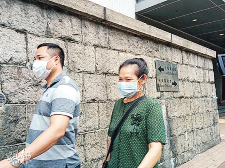 劍橋護老院前護理員、申索人張玉琼(右)在庭上稱早前獲警邀請助查,並已到警署落口供。(植敏欣攝) 劍橋護老院前護理員、申索人張玉琼(右)在庭上稱早前獲警邀請助查,並已到警署落口供。(植敏欣攝)