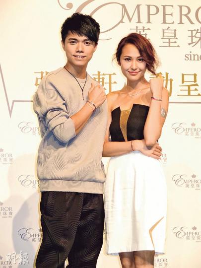 張敬軒(左)與湯怡繼於MV合演情侶後,再孖住出席珠寶活動。(攝影:孫慧莊) 張敬軒(左)與湯怡繼於MV合演情侶後,再孖住出席珠寶活動。(攝影:孫慧莊)