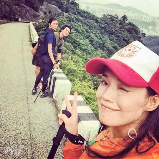 舒淇舉起V字手勢賣萌,在後面的伊健、蒙嘉慧甜蜜蜜。(微博圖片) 舒淇舉起V字手勢賣萌,在後面的伊健、蒙嘉慧甜蜜蜜。(微博圖片)