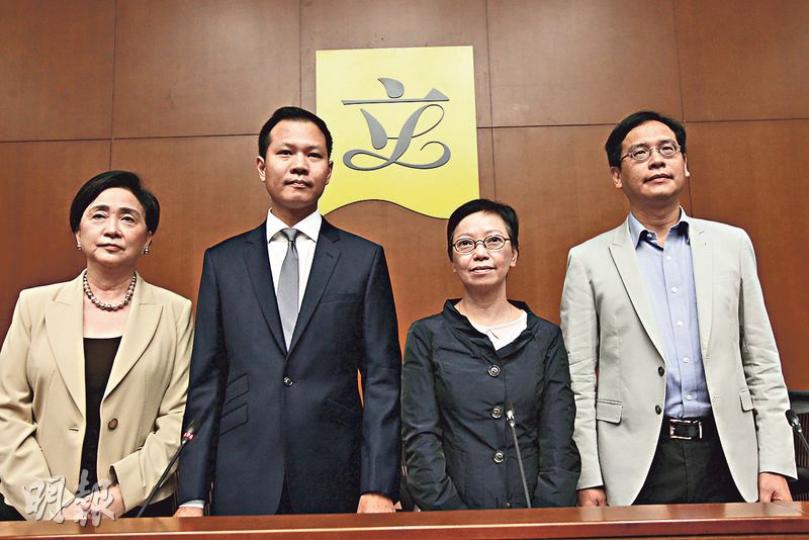 泛民立法會議員昨舉行記者會,宣布成立4人「民主派聯絡小組」,作為處理民主派與中央溝通事宜的內部平台。公民黨郭榮鏗(左二)擔任召集人,民主黨主席劉慧卿(左一)、工黨何秀蘭(右二)和教育界立法會議員葉建源(右一)是小組成員。(李紹昌攝) 泛民立法會議員昨舉行記者會,宣布成立4人「民主派聯絡小組」,作為處理民主派與中央溝通事宜的內部平台。公民黨郭榮鏗(左二)擔任召集人,民主黨主席劉慧卿(左一)、工黨何秀蘭(右二)和教育界立法會議員葉建源(右一)是小組成員。(李紹昌攝)