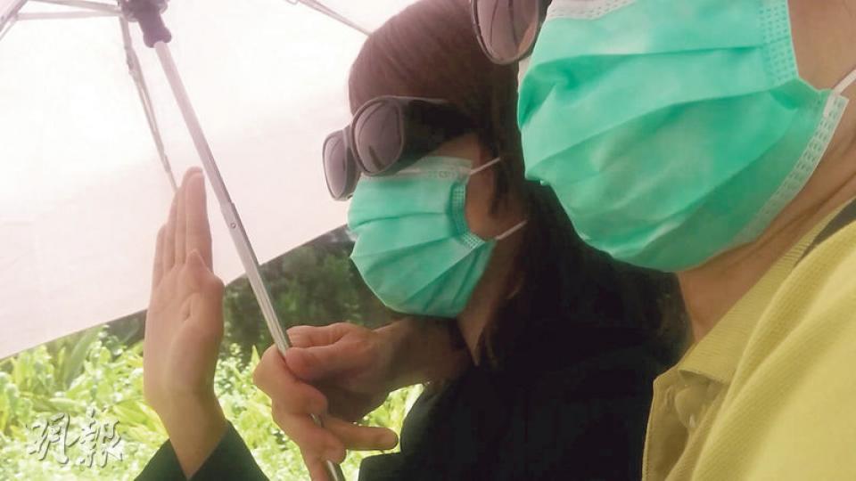 被告陳卓琳(左)獲准於下月離港7天到台灣,參加由Google舉辦的訓練。(植敏欣攝) 被告陳卓琳(左)獲准於下月離港7天到台灣,參加由Google舉辦的訓練。(植敏欣攝)