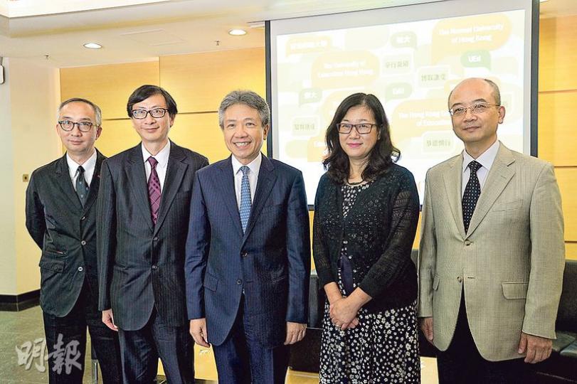 教院署理副校長(研究與發展)呂大樂(左起)、副校長(學術)李子建、校長張仁良、副校長(行政)黃敏兒、文化史講座教授鄭吉雄昨出席記者會,5人都沒就正名校名表態,但強調校訓一定要具備「德行」意思。(鄧宗弘攝) 教院署理副校長(研究與發展)呂大樂(左起)、副校長(學術)李子建、校長張仁良、副校長(行政)黃敏兒、文化史講座教授鄭吉雄昨出席記者會,5人都沒就正名校名表態,但強調校訓一定要具備「德行」意思。(鄧宗弘攝)