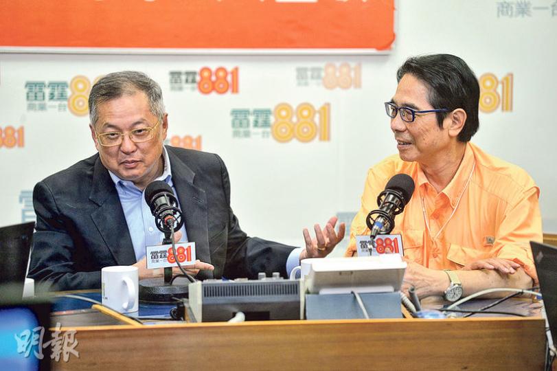 飲食界立法會議員張宇人(左)與工聯會議員黃國健(右)昨出席電台節目,討論對冲機制。張於節目後表示,如港府建議取消對冲機制,會在立法會「拉布」。(鄧宗弘攝) 飲食界立法會議員張宇人(左)與工聯會議員黃國健(右)昨出席電台節目,討論對冲機制。張於節目後表示,如港府建議取消對冲機制,會在立法會「拉布」。(鄧宗弘攝)