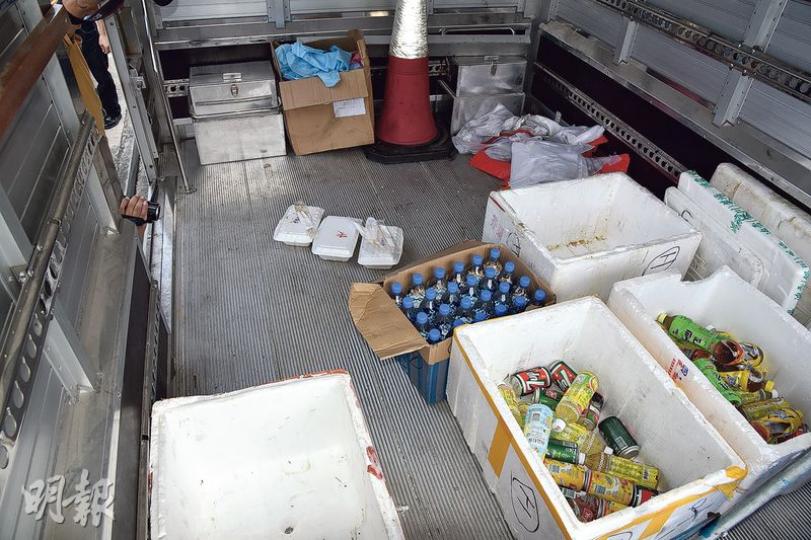 警方行動中檢獲大批供應地盤工人的飯盒及大量飲品。(林智傑攝)警方破獲涉嫌以恐嚇及勒索手法壟斷沙田區多個地盤飯盒市場的黑幫,昨日先後在區內多個目標地點拘捕11人。(林智傑攝) 警方行動中檢獲大批供應地盤工人的飯盒及大量飲品。(林智傑攝)警方破獲涉嫌以恐嚇及勒索手法壟斷沙田區多個地盤飯盒市場的黑幫,昨日先後在區內多個目標地點拘捕11人。(林智傑攝)