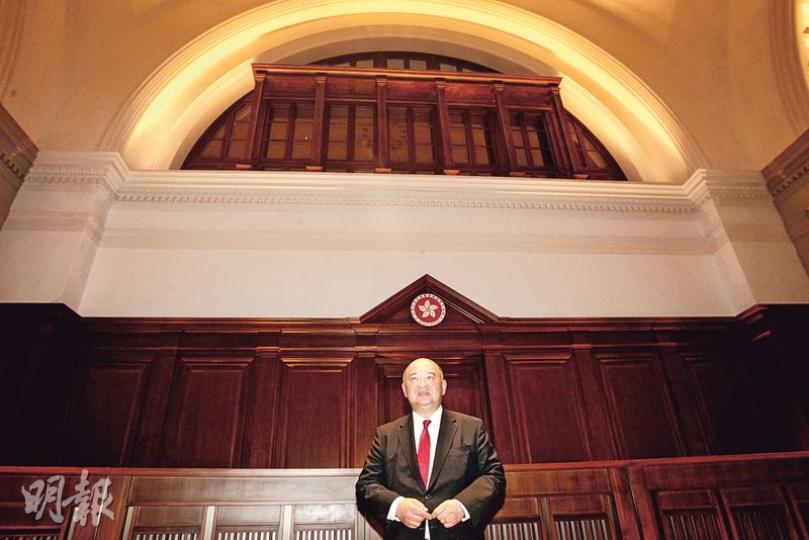 終審法院首席法官馬道立昨化身「導賞員」,向傳媒介紹前身為立法會議事廳的終審法庭,並大讚新法庭較以往大得多,設施亦更完善。他高興地說,終審法院終於「回家」,稱這幢大樓重歸司法用途,「對今日社會好有意義,因為呢個大樓代表香港嘅法治」。(李紹昌攝) 終審法院首席法官馬道立昨化身「導賞員」,向傳媒介紹前身為立法會議事廳的終審法庭,並大讚新法庭較以往大得多,設施亦更完善。他高興地說,終審法院終於「回家」,稱這幢大樓重歸司法用途,「對今日社會好有意義,因為呢個大樓代表香港嘅法治」。(李紹昌攝)
