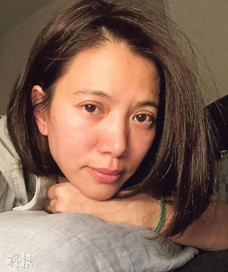 袁詠儀上載素顏照,大呻穿超Deep V裙要板直脊椎一天,引致腰痠背痛,自嘲沒潛質走性感路線。(微博圖片) 袁詠儀上載素顏照,大呻穿超Deep V裙要板直脊椎一天,引致腰痠背痛,自嘲沒潛質走性感路線。(微博圖片)
