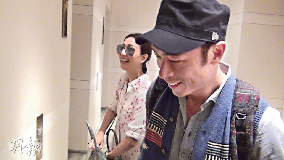 鄭秀文跟許志安在中環商場濕平,買得心頭好後齊齊笑到四萬咁口離開。(攝影:劉永銳)Sammi與安仔選購首飾時,有商有量,又細心聽店員介紹。(攝影:劉永銳)Sammi與安仔兩公婆經常拍拖出巡,認真sweet!(攝影:劉永銳) 鄭秀文跟許志安在中環商場濕平,買得心頭好後齊齊笑到四萬咁口離開。(攝影:劉永銳)Sammi與安仔選購首飾時,有商有量,又細心聽店員介紹。(攝影:劉永銳)Sammi與安仔兩公婆經常拍拖出巡,認真sweet!(攝影:劉永銳)