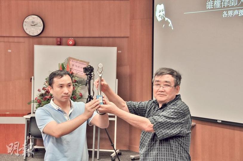 獨立中文筆會將第五屆劉曉波寫作勇氣獎頒給杭州異議作家陳樹慶,陳被關押未能出席,由杭州同鄉(左)代為接受旅美詩人蔡楚頒發獎盃。(陳亦菲攝) 獨立中文筆會將第五屆劉曉波寫作勇氣獎頒給杭州異議作家陳樹慶,陳被關押未能出席,由杭州同鄉(左)代為接受旅美詩人蔡楚頒發獎盃。(陳亦菲攝)