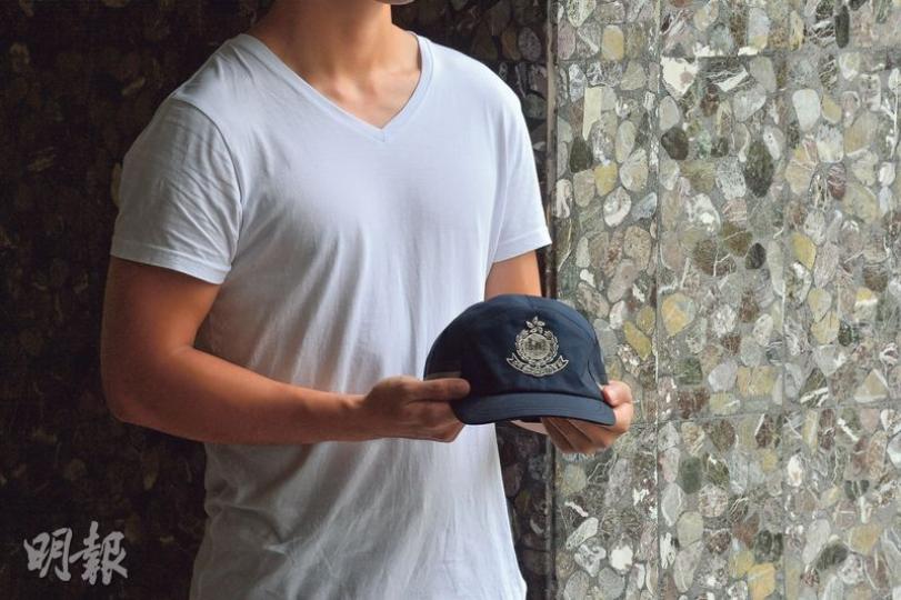現役輔警阿俊表示,不會因佔領行動退出警隊,反而踴躍「報更」參與警察巡邏工作,協助維持地區治安。(鄧宗弘攝) 現役輔警阿俊表示,不會因佔領行動退出警隊,反而踴躍「報更」參與警察巡邏工作,協助維持地區治安。(鄧宗弘攝)