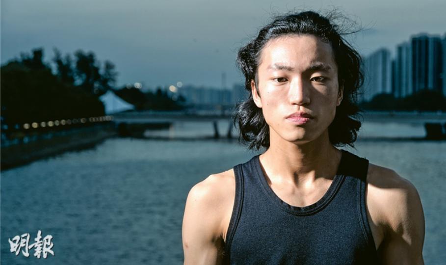 佔領期間的包圍特首辦事件,在撤退時與現場警司「世紀握手」而為人所記得的大學生楊逸朗,事後因其輔警身分而遭非議,有感「兩面不是人」。一年過去,雖不再是輔警,但楊逸朗毋忘助人初衷,冀畢業後任職非政府機構助人。(蘇智鑫攝)佔領運動後,大學生楊逸朗(Joe)辭去輔警工作,但未有忘記助人的初衷,近期深入社區延續雨傘精神,包括在地區舉辦健體班。(蘇智鑫攝) 佔領期間的包圍特首辦事件,在撤退時與現場警司「世紀握手」而為人所記得的大學生楊逸朗,事後因其輔警身分而遭非議,有感「兩面不是人」。一年過去,雖不再是輔警,但楊逸朗毋忘助人初衷,冀畢業後任職非政府機構助人。(蘇智鑫攝)佔領運動後,大學生楊逸朗(Joe)辭去輔警工作,但未有忘記助人的初衷,近期深入社區延續雨傘精神,包括在地區舉辦健體班。(蘇智鑫攝)