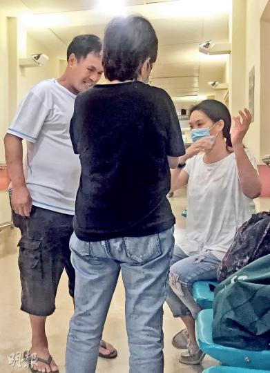 陳太(右)昨與岳父母繼續於病房外守候,兩度探望丈夫,見他情况好轉,如釋重負。她說會繼續為丈夫祈禱,希望支持他度過漫長的康復過程。(葉真真攝) 陳太(右)昨與岳父母繼續於病房外守候,兩度探望丈夫,見他情况好轉,如釋重負。她說會繼續為丈夫祈禱,希望支持他度過漫長的康復過程。(葉真真攝)