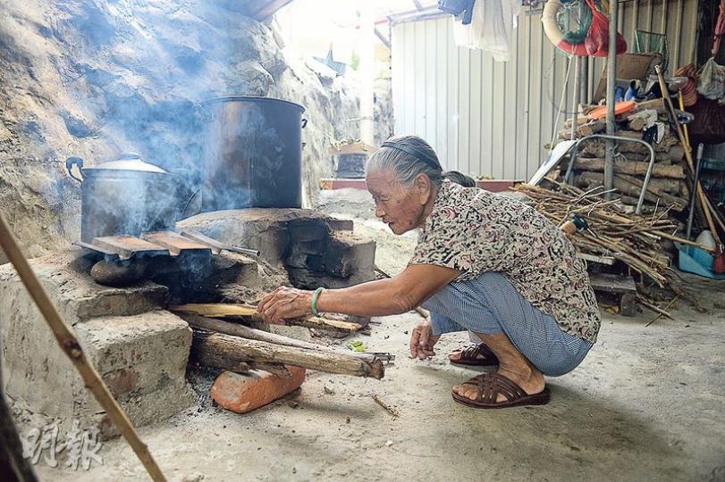 81歲獨居東平洲沙頭村的李婆婆,是村內的原居民,因島上缺水缺電,她需燒柴煮食。(鍾林枝攝) 81歲獨居東平洲沙頭村的李婆婆,是村內的原居民,因島上缺水缺電,她需燒柴煮食。(鍾林枝攝)