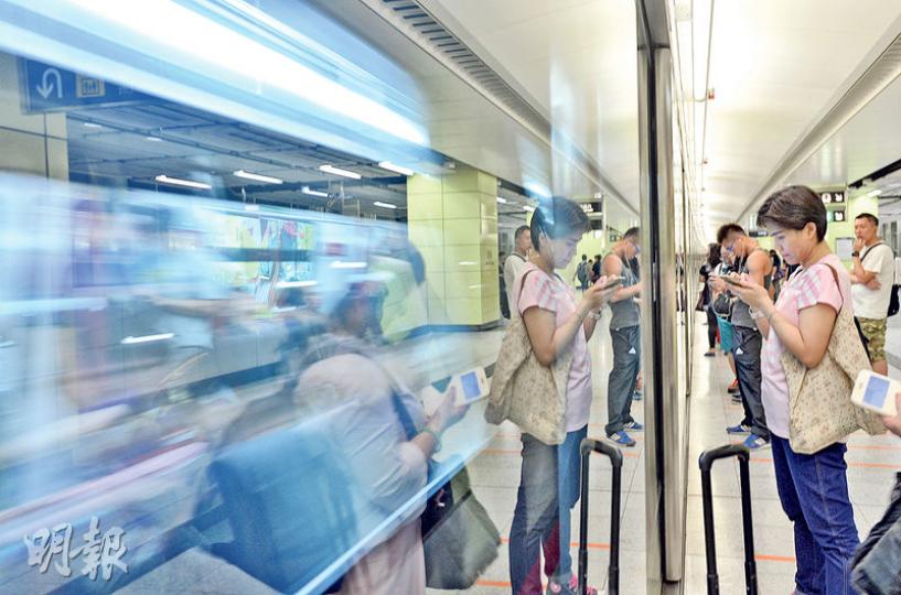 港鐵東涌線前日發生列車入錯線致連續「飛站」事故,受影響乘客要到南昌站「搭回頭車」,港鐵就事件向乘客致歉。圖為昨日南昌站月台情况。(鄧宗弘攝)
港鐵東涌線前日發生列車入錯線致連續「飛站」事故,受影響乘客要到南昌站「搭回頭車」,港鐵就事件向乘客致歉。圖為昨日南昌站月台情况。(鄧宗弘攝)