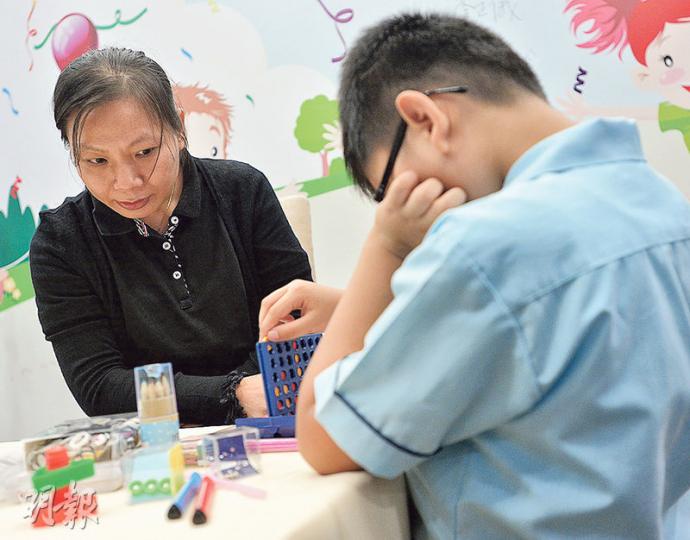 周太(左)說,她當初以為男孩子比較頑皮,不能坐定定做功課,直到知道兒子(右)有書寫困難,「家先理解唔喺佢嘅錯,唔可以怪佢」。(鄧宗弘攝) 周太(左)說,她當初以為男孩子比較頑皮,不能坐定定做功課,直到知道兒子(右)有書寫困難,「家先理解唔喺佢嘅錯,唔可以怪佢」。(鄧宗弘攝)