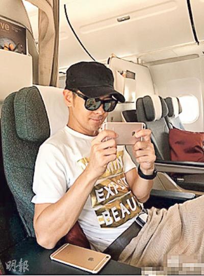 林志穎又率先試用玫瑰金iPhone 6s,令不少果迷羨慕。(微博圖片) 林志穎又率先試用玫瑰金iPhone 6s,令不少果迷羨慕。(微博圖片)