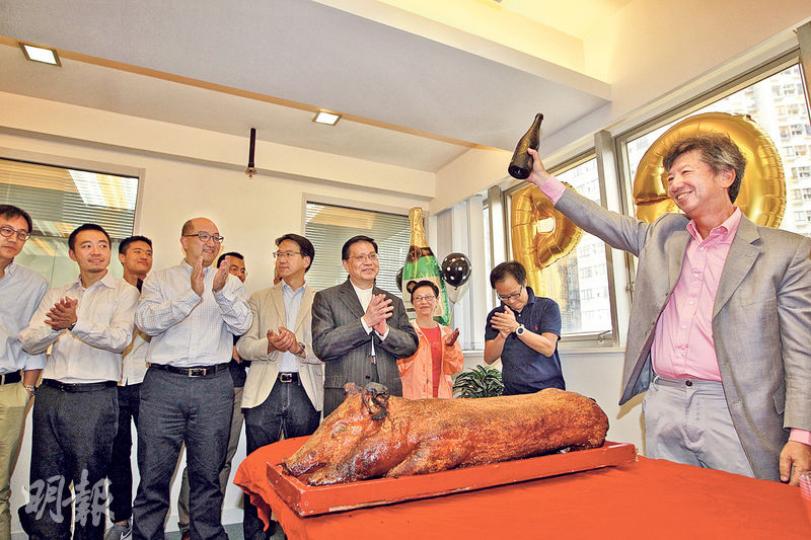 資深大律師湯家驊(Ronny,右一)成立嘅智庫「民主思路」,辦事處正式「開張」,政制局長譚志源(前排左二)、今日升副局長嘅陳岳鵬(前排左一),同埋運房局長張炳良(前排左四)等都有出席。雖然公民黨只有執委曾國豐現身,但Ronny心情一樣咁靚。(郭慶輝攝) 資深大律師湯家驊(Ronny,右一)成立嘅智庫「民主思路」,辦事處正式「開張」,政制局長譚志源(前排左二)、今日升副局長嘅陳岳鵬(前排左一),同埋運房局長張炳良(前排左四)等都有出席。雖然公民黨只有執委曾國豐現身,但Ronny心情一樣咁靚。(郭慶輝攝)