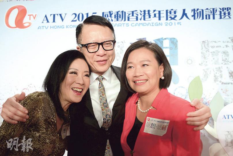 《ATV2015感動香港年度人物》評選評委、立法會議員梁美芬(右)昨出席亞視該活動時,讚揚亞視全體員工在「無糧出」的艱難時候沒跳船,有情有義,是過去一年令她最感動的事。她稱葉家寶(中)是船長,沒有第一個跳船,願承擔風險。左為亞洲會會長魏秋樺。(鍾林枝攝) 《ATV2015感動香港年度人物》評選評委、立法會議員梁美芬(右)昨出席亞視該活動時,讚揚亞視全體員工在「無糧出」的艱難時候沒跳船,有情有義,是過去一年令她最感動的事。她稱葉家寶(中)是船長,沒有第一個跳船,願承擔風險。左為亞洲會會長魏秋樺。(鍾林枝攝)