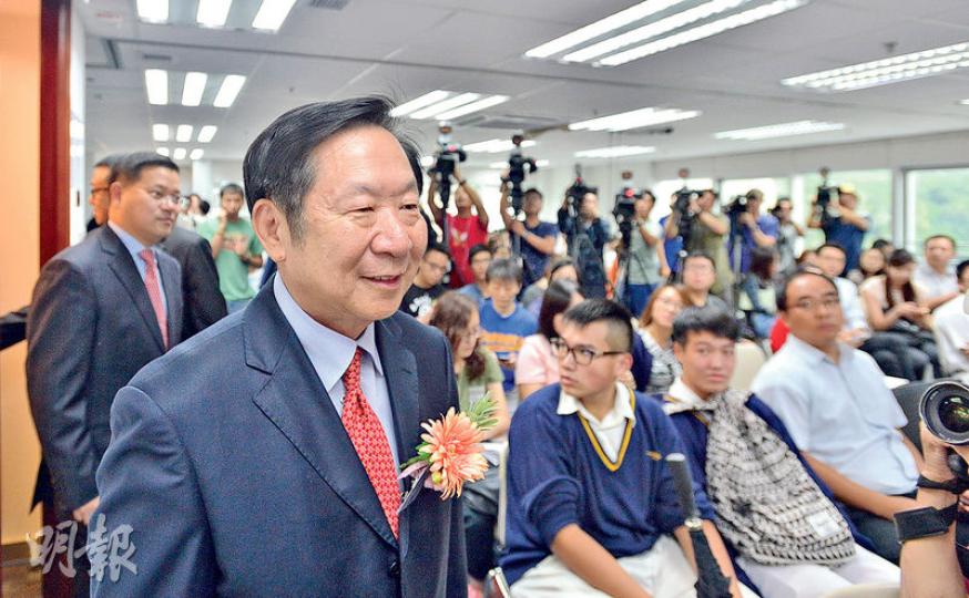 全國港澳研究會會長陳佐洱(前)昨出席公開活動,再講述「去殖民化」問題,指如跟國家主權、安全發展牴觸而沒糾正,去殖民便出現問題。(鄧宗弘攝) 港澳研究會會長陳佐洱前日提出香港「未去殖」問題,但沒具體提及什麼行為才是「戀殖」。另一方面,前晚旺角再有「購物團」示威,繼續有人揮舞港英旗。(鍾林枝攝) 全國港澳研究會會長陳佐洱(前)昨出席公開活動,再講述「去殖民化」問題,指如跟國家主權、安全發展牴觸而沒糾正,去殖民便出現問題。(鄧宗弘攝) 港澳研究會會長陳佐洱前日提出香港「未去殖」問題,但沒具體提及什麼行為才是「戀殖」。另一方面,前晚旺角再有「購物團」示威,繼續有人揮舞港英旗。(鍾林枝攝)