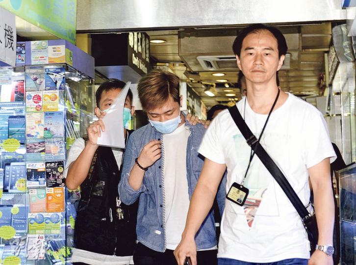 先達廣場有店舖疑將翻新iPhone 6當新機出售,海關人員昨在蘋果公司人員陪同下即場檢驗手機,拘捕一名涉案店員(中)。(賴俊傑攝) 海關人員檢走6部懷疑被翻新後當新機出售的iPhone 6。(賴俊傑攝) 先達廣場有店舖疑將翻新iPhone 6當新機出售,海關人員昨在蘋果公司人員陪同下即場檢驗手機,拘捕一名涉案店員(中)。(賴俊傑攝) 海關人員檢走6部懷疑被翻新後當新機出售的iPhone 6。(賴俊傑攝)