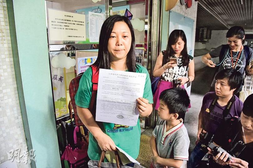 教育局化驗發現仁濟醫院郭子樑幼稚園有水辦鉛超標,家長麥太(左一)指昨收到學校通告得知事件,感到擔心,本周六將帶孩子參與衛生署安排的驗血。(鍾炳然攝) 教育局化驗發現仁濟醫院郭子樑幼稚園有水辦鉛超標,家長麥太(左一)指昨收到學校通告得知事件,感到擔心,本周六將帶孩子參與衛生署安排的驗血。(鍾炳然攝)