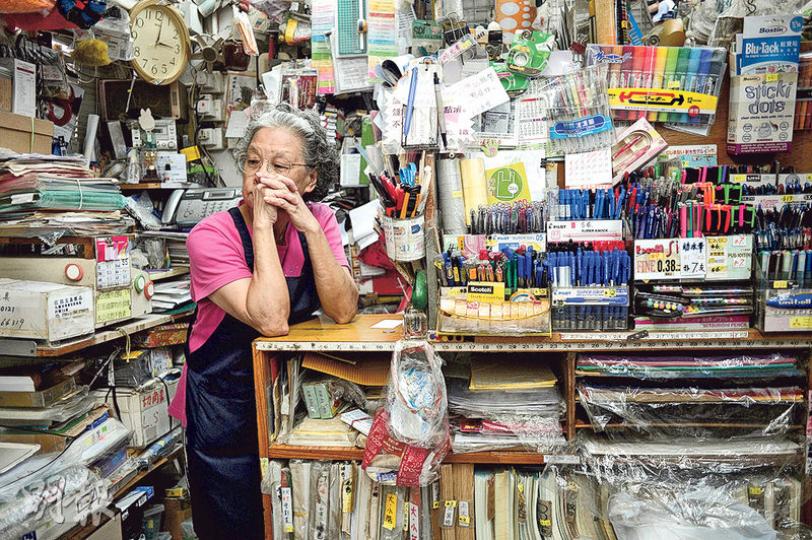 林太在白田商場經營文具店20年,擔心將來新落成的商場租金大幅上調,變相被迫結業。(鍾林枝攝) 林太在白田商場經營文具店20年,擔心將來新落成的商場租金大幅上調,變相被迫結業。(鍾林枝攝)