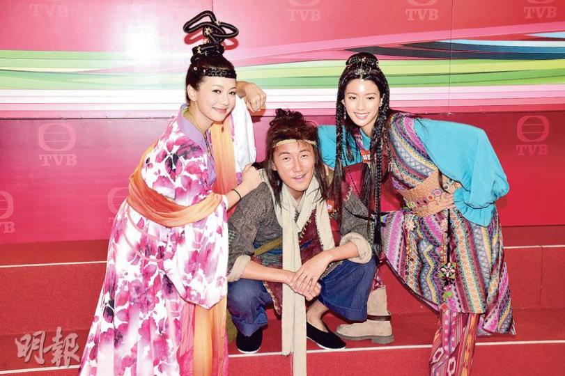 何雁詩(左起)、洪永城及蔡思貝為無綫新劇《味想天開》試造型,三人各具特色!(攝影:梁迺楠) 何雁詩(左起)、洪永城及蔡思貝為無綫新劇《味想天開》試造型,三人各具特色!(攝影:梁迺楠)