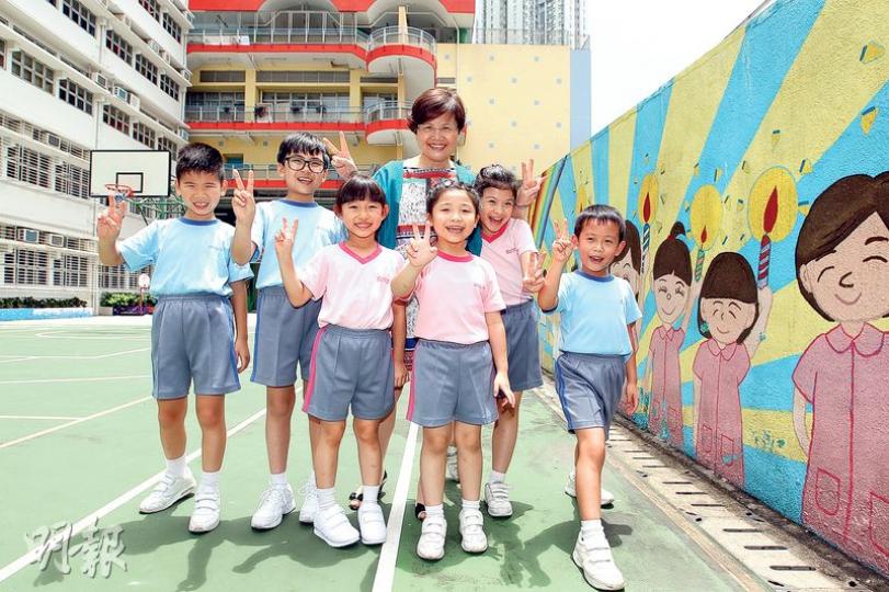 香港浸信會聯會小學位於62校網,是荃灣區內甚有口碑的小學。(林俊源攝) 因為一隻「天降神龜」,學校舉行「救救大龜大行動」,一班學生為烏龜的醫療費、飼養費籌款。(林俊源攝) 小池塘正在改建成為烏龜的新房子。(林俊源攝) 圖書館管理員幫忙整理館內資料,培養責任感。(林俊源攝) 黃麗芬校長相信,學生的生活不止學業,學校會致力製造不同機會,助他們全人發展。(林俊源攝) 校內澳籍NET教師Kate Edge (林俊源攝) 遊戲室有大量玩具,供初小生使用,助他們更快適應校園生活。(林俊源攝) 初小的課室中央 香港浸信會聯會小學位於62校網,是荃灣區內甚有口碑的小學。(林俊源攝) 因為一隻「天降神龜」,學校舉行「救救大龜大行動」,一班學生為烏龜的醫療費、飼養費籌款。(林俊源攝) 小池塘正在改建成為烏龜的新房子。(林俊源攝) 圖書館管理員幫忙整理館內資料,培養責任感。(林俊源攝) 黃麗芬校長相信,學生的生活不止學業,學校會致力製造不同機會,助他們全人發展。(林俊源攝) 校內澳籍NET教師Kate Edge (林俊源攝) 遊戲室有大量玩具,供初小生使用,助他們更快適應校園生活。(林俊源攝) 初小的課室中央