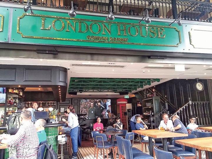 來自英國的「地獄廚神」Gordon Ramsay,旗下餐廳最新在尖沙嘴東部開設分店,提供傳統的英式酒吧美食。(劉詠怡攝) 來自英國的「地獄廚神」Gordon Ramsay,旗下餐廳最新在尖沙嘴東部開設分店,提供傳統的英式酒吧美食。(劉詠怡攝)
