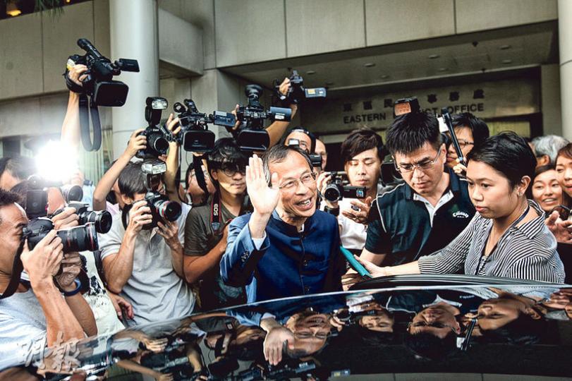 立法會行管會主席曾鈺成(中)昨離開法院時滿面笑容向在場人士揮手,並說「拜拜!」(李紹昌攝) 立法會行管會主席曾鈺成(中)昨離開法院時滿面笑容向在場人士揮手,並說「拜拜!」(李紹昌攝)