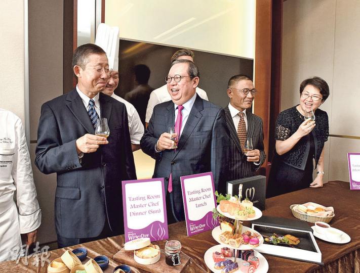 旅發局主席林建岳(左二)昨介紹「香港美酒佳餚巡禮」,他說,據他理解,十一黃金周訂房數字不是太理想,雖然未必下跌,但整體房價跌了一至兩成。(陳淑安攝) 旅發局主席林建岳(左二)昨介紹「香港美酒佳餚巡禮」,他說,據他理解,十一黃金周訂房數字不是太理想,雖然未必下跌,但整體房價跌了一至兩成。(陳淑安攝)