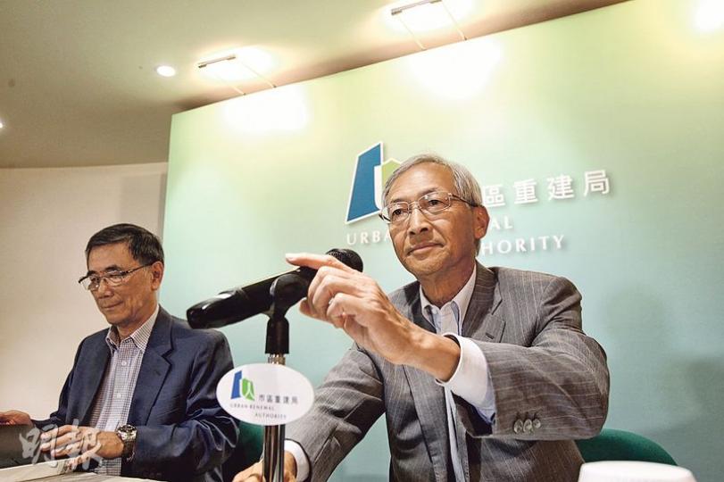 市建局董事會通過活化中環街市的簡化方案,僅需6億元,較舊方案「漂浮綠洲」慳9億元,主席蘇慶和(右)強調並非「慳錢不慳錢」的問題,而是經過司法覆核後再作重新考慮,亦不希望街市一直丟空。(李紹昌攝) 市建局董事會通過活化中環街市的簡化方案,僅需6億元,較舊方案「漂浮綠洲」慳9億元,主席蘇慶和(右)強調並非「慳錢不慳錢」的問題,而是經過司法覆核後再作重新考慮,亦不希望街市一直丟空。(李紹昌攝)