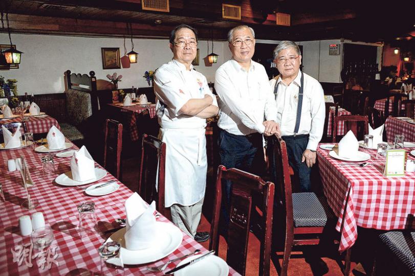 有41年歷史的灣仔「樂意扒房」因不敵貴租,計劃明年結業,老闆楊大程(左起)、楊大華及楊大龍昨特別召開記者會交代結業原因。(鍾林枝攝)樂意扒房的馳名招牌菜包括花膠扒(左)及頂級美國Prime Grade牛扒(右)。(鍾林枝攝)據老闆說,周星馳在店內備有兩隻專用酒杯(中排前兩隻)。(鍾林枝攝) 有41年歷史的灣仔「樂意扒房」因不敵貴租,計劃明年結業,老闆楊大程(左起)、楊大華及楊大龍昨特別召開記者會交代結業原因。(鍾林枝攝)樂意扒房的馳名招牌菜包括花膠扒(左)及頂級美國Prime Grade牛扒(右)。(鍾林枝攝)據老闆說,周星馳在店內備有兩隻專用酒杯(中排前兩隻)。(鍾林枝攝)