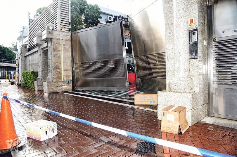 九龍塘森麻實道4號一幢獨立屋昨晨遭人駕車撞閘,並遺下武器恐嚇;根據資料,涉事獨立屋由「鞋王」鄺海鑾出任董事的公司持有,警方正追緝疑犯及其犯案動機。(蔡方山攝)警員在偷車撞閘現場調查,檢獲相信是疑犯刻意遺下作警告的利刀。(蔡方山攝) 九龍塘森麻實道4號一幢獨立屋昨晨遭人駕車撞閘,並遺下武器恐嚇;根據資料,涉事獨立屋由「鞋王」鄺海鑾出任董事的公司持有,警方正追緝疑犯及其犯案動機。(蔡方山攝)警員在偷車撞閘現場調查,檢獲相信是疑犯刻意遺下作警告的利刀。(蔡方山攝)