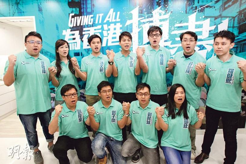 民主黨計劃派出95人參選今年區議會選舉,當中一半人會與民建聯對壘。民主黨昨舉行記者會,介紹部分積極考慮出選的黨員,後排右一為副主席羅健熙。(李紹昌攝) 民主黨計劃派出95人參選今年區議會選舉,當中一半人會與民建聯對壘。民主黨昨舉行記者會,介紹部分積極考慮出選的黨員,後排右一為副主席羅健熙。(李紹昌攝)