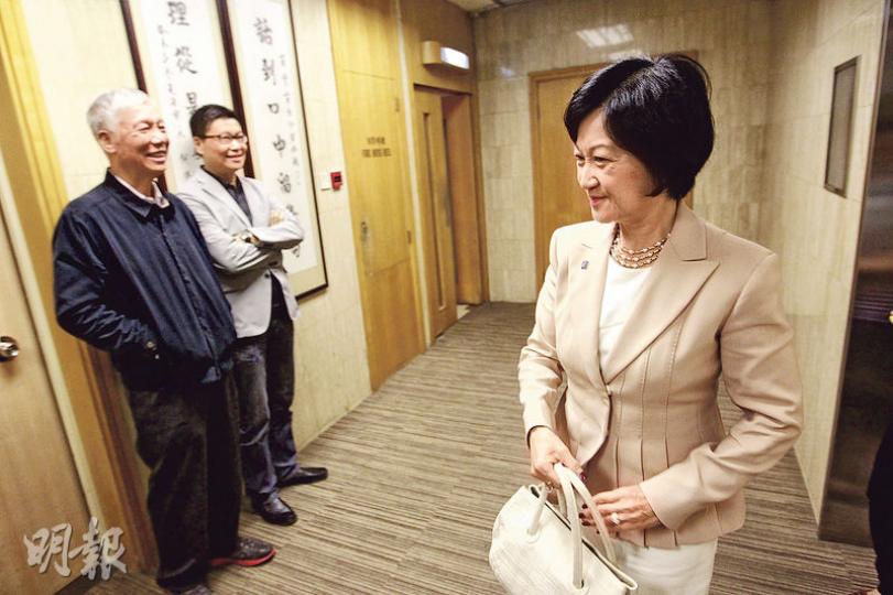 新民黨主席葉劉淑儀(右)正準備接受商台訪問一刻,喺走廊與上一輪訪問嘉賓「佔中三子」的朱耀明(左一)、陳健民(左二)「狹路相逢」。葉太其後喺訪問中斥責佔領運動如一場「噩夢」。(郭慶輝攝) 新民黨主席葉劉淑儀(右)正準備接受商台訪問一刻,喺走廊與上一輪訪問嘉賓「佔中三子」的朱耀明(左一)、陳健民(左二)「狹路相逢」。葉太其後喺訪問中斥責佔領運動如一場「噩夢」。(郭慶輝攝)