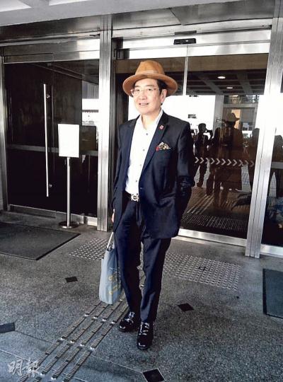 蕭炎坤(圖)因法庭不批准陳振聰提出新證據,未能出庭。他白行一趟,離庭時保持笑容。(何偉畧攝) 蕭炎坤(圖)因法庭不批准陳振聰提出新證據,未能出庭。他白行一趟,離庭時保持笑容。(何偉畧攝)