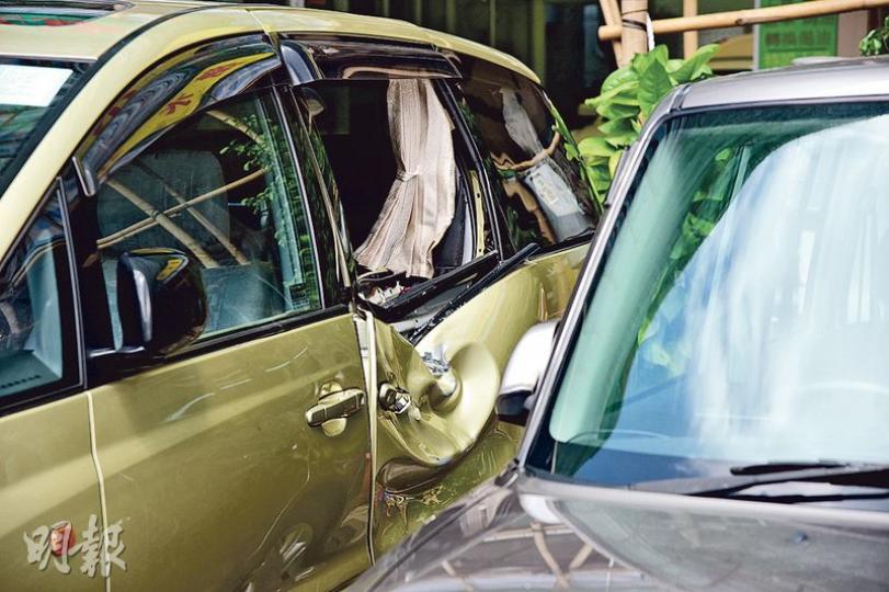 在油麻地墮樓命案中,事主跌落停車場時壓毁一輛私家車重傷昏迷,由救護車送院後不治。(鍾炳然攝)徐父向記者展示次子曾在單位外貼出的告示,以自己擁有單位部分業權為由,要求兄長一家三口遷出。(鍾炳然攝) 在油麻地墮樓命案中,事主跌落停車場時壓毁一輛私家車重傷昏迷,由救護車送院後不治。(鍾炳然攝)徐父向記者展示次子曾在單位外貼出的告示,以自己擁有單位部分業權為由,要求兄長一家三口遷出。(鍾炳然攝)