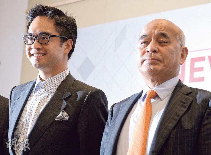 新世界主席鄭家純(右)、集團執行副主席兼聯席總經理鄭志剛(左)父子兵上陣,齊齊主持業績發布會,當被記者問及榮譽主席鄭裕彤的最新狀况時,他只簡單以「多謝關心」回應問題。(劉焌陶攝) 新世界主席鄭家純(右)、集團執行副主席兼聯席總經理鄭志剛(左)父子兵上陣,齊齊主持業績發布會,當被記者問及榮譽主席鄭裕彤的最新狀况時,他只簡單以「多謝關心」回應問題。(劉焌陶攝)