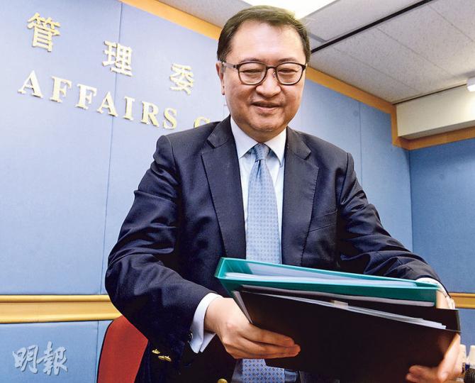 對於有不少選民成功以「不存在的樓層」登記,選管會主席馮驊建議可研究設立「地址庫」供核查,但他說,難以與其他政府部門共享選民地址資料,如稅務局便不可透露納稅人資料。(劉焌陶攝) 對於有不少選民成功以「不存在的樓層」登記,選管會主席馮驊建議可研究設立「地址庫」供核查,但他說,難以與其他政府部門共享選民地址資料,如稅務局便不可透露納稅人資料。(劉焌陶攝)