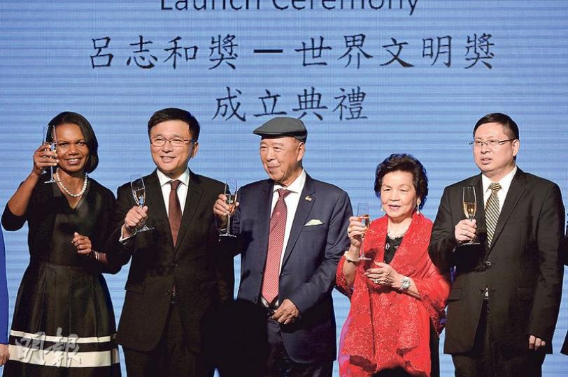 「呂志和獎──世界文明獎」昨正式宣布成立,明年起每年頒發3個國際獎項,表揚促進世界資源可持續發展及發放正能量人士,美國前國務卿賴斯(左一)為獎項理事會成員之一。嘉華集團主席呂志和(中)冀社會在科技發展下和諧發展,呂志和妻子(紅衣者)及署理財政司長陳家強昨亦有到場。(鄧宗弘攝) 「呂志和獎──世界文明獎」昨正式宣布成立,明年起每年頒發3個國際獎項,表揚促進世界資源可持續發展及發放正能量人士,美國前國務卿賴斯(左一)為獎項理事會成員之一。嘉華集團主席呂志和(中)冀社會在科技發展下和諧發展,呂志和妻子(紅衣者)及署理財政司長陳家強昨亦有到場。(鄧宗弘攝)